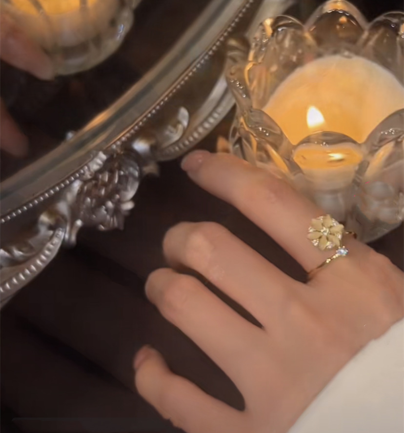 Ladies Fashion Opal Spinning Flower Ring - Image 2